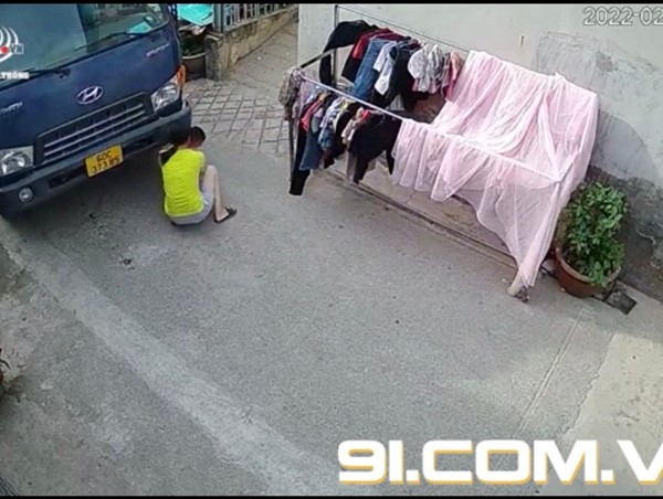 [Clip]: Khoảnh khắc bé trai thoát nạn dưới gầm xe tải 