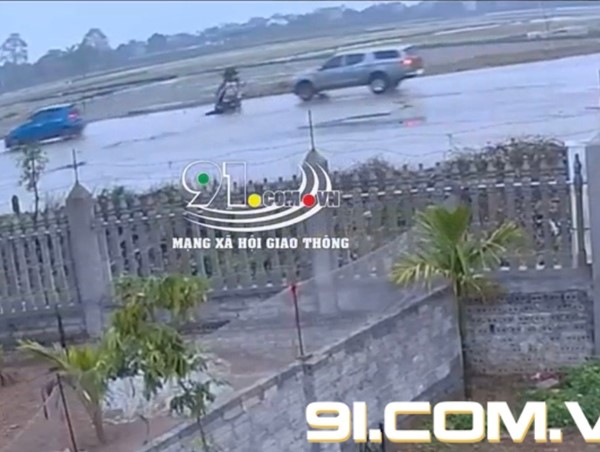 [Clip]: Va chạm liên hoàn giữa 2 ô tô và xe máy