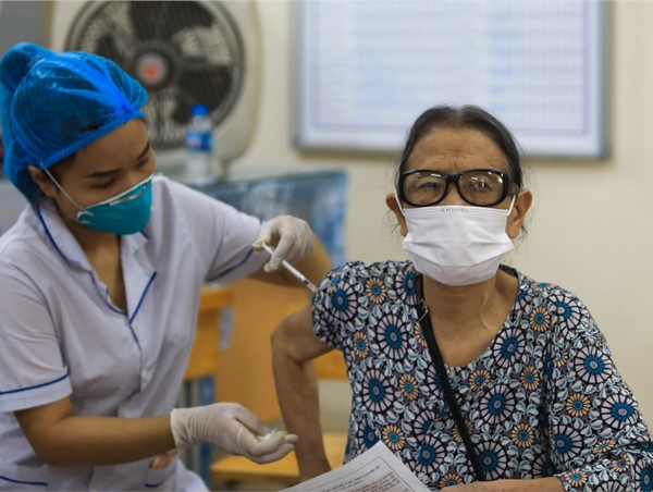 Hà Nội rà soát, tăng cường tiêm vắc xin cho các đối tượng nguy cơ mắc Covid-19