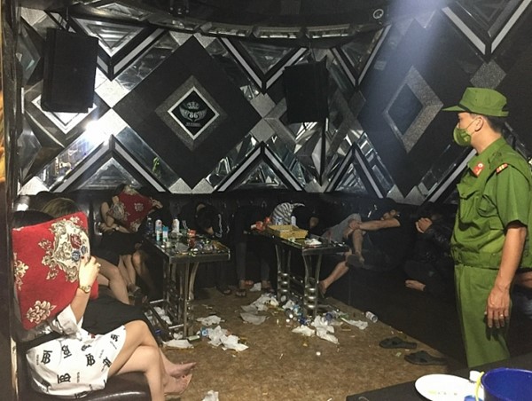 40 nam nữ mở "tiệc ma túy" đón Valentine trong quán karaoke