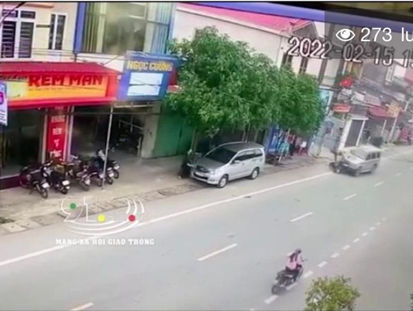 [Clip]: Qua đường ẩu người người đàn ông đi xe máy bị húc văng vào lề đường 