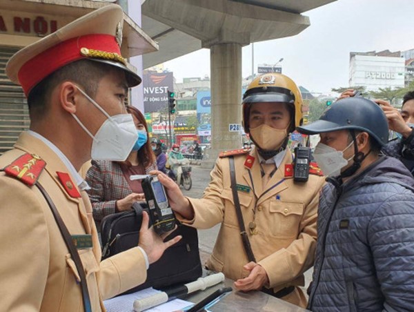 CSGT Hà Nội tuần tra nội đô, “đón lõng” quốc lộ bắt tài xế “ma men“