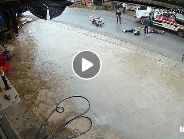 [Clip]: Học sinh đi xe máy bất cẩn tông người đàn ông bên đường 
