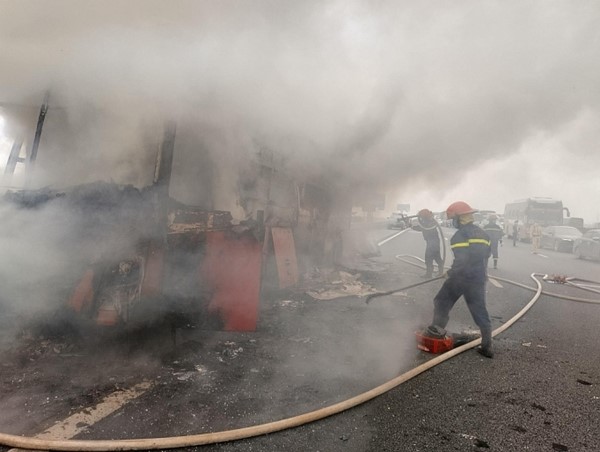 Xe khách bốc cháy trên cao tốc Pháp Vân - Cầu Giẽ