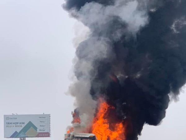 [Clip]: Xe giường nằm bốc cháy dữ dội trên cao tốc Pháp Vân - Cầu Giẽ