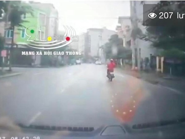 [Clip]: Mải dùng điện thoại, người đi xe máy đâm vào ô tô 