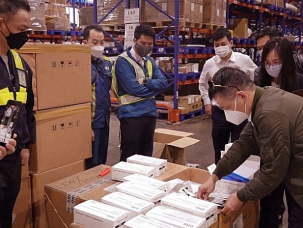 Bắt giữ hơn 85.000 test nhanh Covid-19 nhập lậu tại sân bay Nội Bài