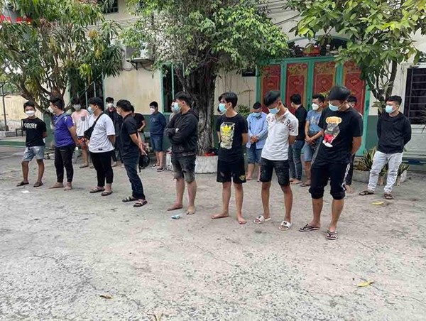 Nhóm “quái xế” tụ tập đua xe lúc nửa đêm