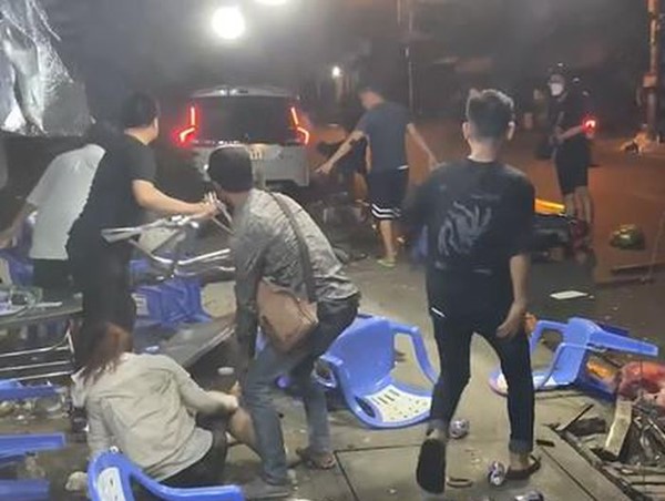 Ô tô lao thẳng vào quán nhậu, 3 người bị thương