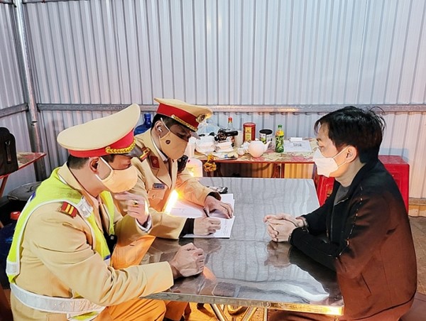 Phát hiện 2 túi nilon "lạ" trong ô tô của tài xế chạy cao tốc Hà Nội – Lạng Sơn