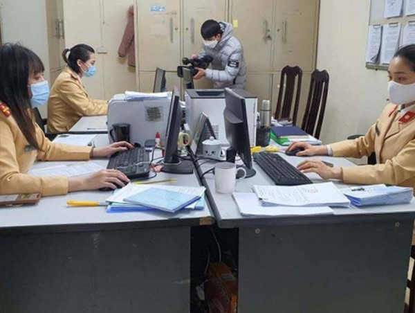 Người vi phạm giao thông ngồi nhà nộp phạt, giấy tờ được trả tận tay