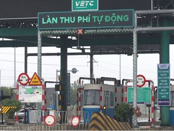 Đẩy nhanh tiến độ dán thẻ định danh ô tô để thu phí điện tử không dừng