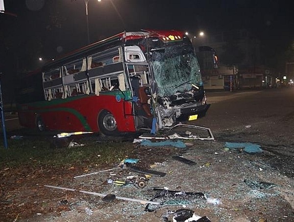 Hai xe khách giường nằm tông trực diện nhau, nhiều người bị thương