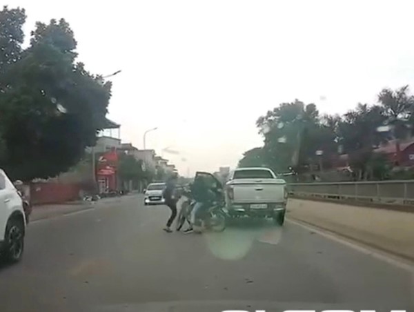 [Clip]: Va chạm nhỏ, tài xế ô tô liên tiếp đánh chửi người đi xe máy 