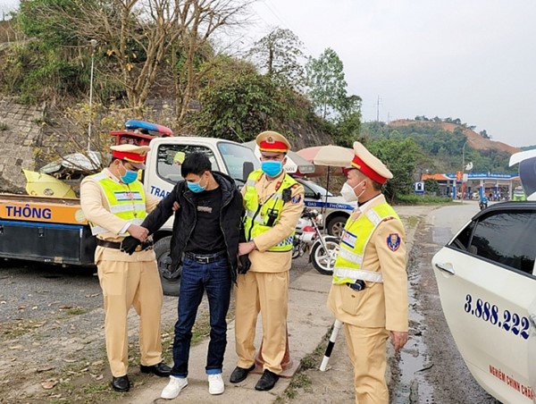 Vị “hành khách” giấu 200 viên hồng phiến dưới sàn taxi