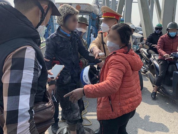 Kịp thời cứu người đàn ông định nhảy cầu Chương Dương tự tử