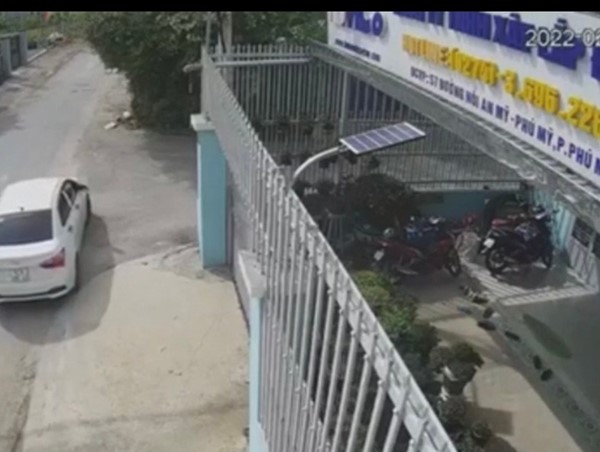 [Clip]: Trộm đi ô tô vào trụ sở công ty cuỗm xe máy trong 30 giây 