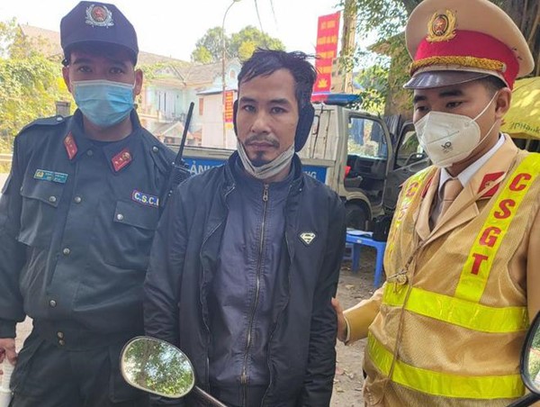 Bỏ chạy không thành liền ném ma túy xuống đất hòng phi tang 