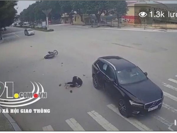 [Clip]: Phóng như bay vào ô tô, nam thanh niên nguy kịch 