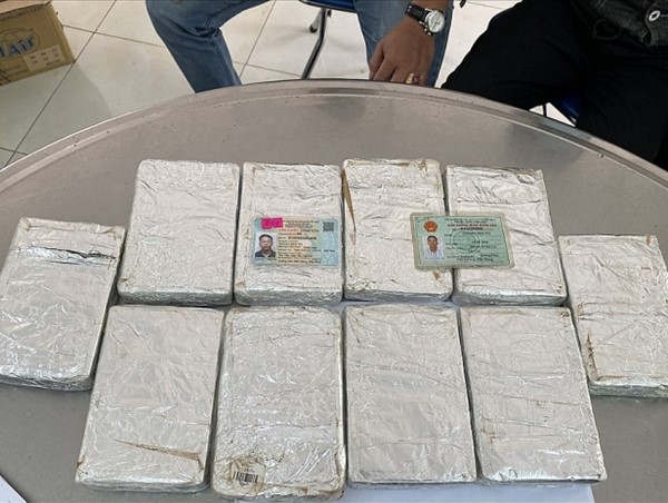 Bắt quả tang 3 đối tượng vận chuyển 10 bánh heroin