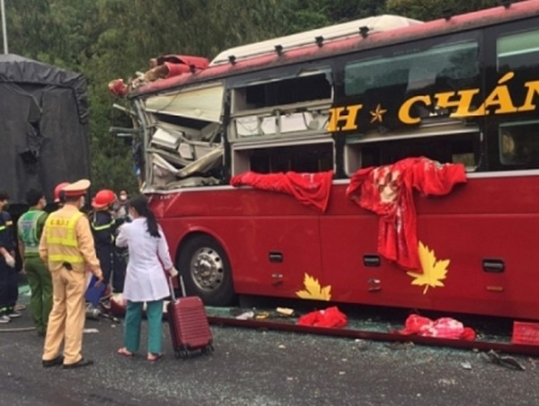 Xe khách tông đuôi xe tải, 11 người thương vong