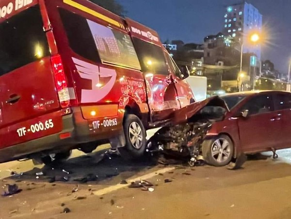Hà Nội: Đi ngược chiều, xe khách Limousine gây tai nạn nghiêm trọng