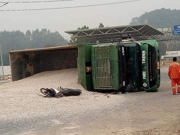 [Clip]: Tránh người đi xe máy, tài xế xe Ben đánh lái khiến cả xe lật nghiêng 