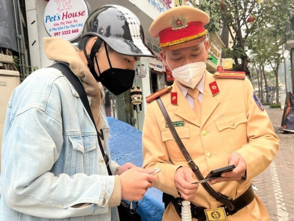 Hà Nội: CSGT đẩy mạnh tuyên truyền, hướng dẫn người vi phạm giao thông nộp phạt trực tuyến