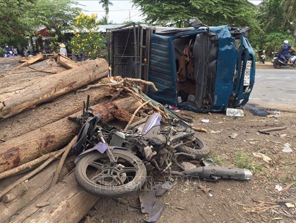 Va chạm với xe tải, 2 người đàn ông đi xe máy tử vong