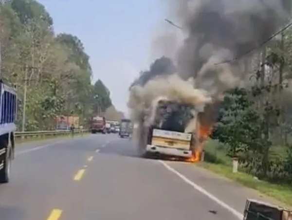 Xe khách bất ngờ bốc cháy, 19 người may mắn thoát nạn