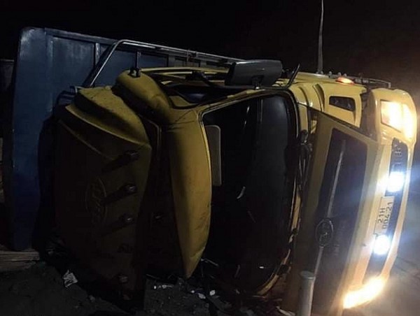 Lật xe tải chở ván, 2 bố con tử vong