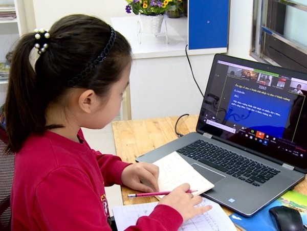 Hà Nội: Học sinh thuộc 326 vùng cam chuyển sang học trực tuyến