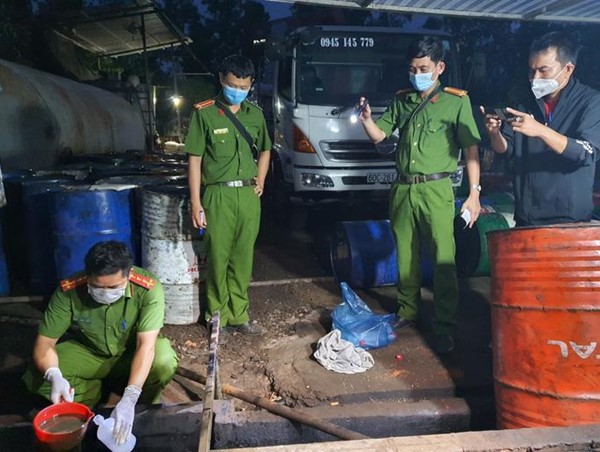 Tạm đình chỉ Bí thư và Chủ tịch xã liên quan vụ dầu giả 