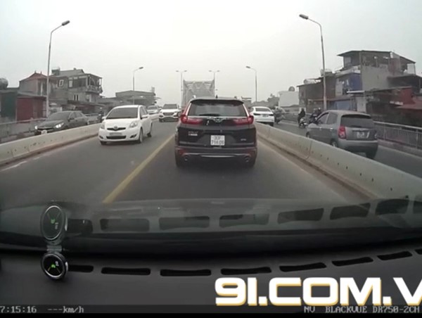 [Clip]: Tài xế buồn ngủ vẫn lái ô tô trên cầu Chương Dương, Hà Nội