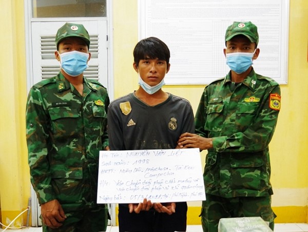 Bắt đối tượng nhập cảnh trái phép cùng 2kg ma túy đá và súng K54