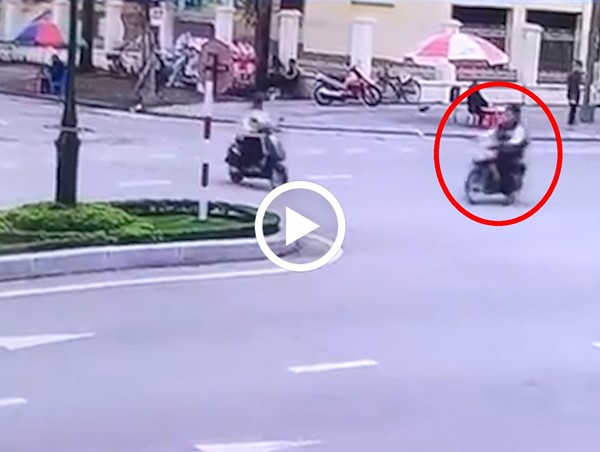 [Clip]: Tránh nữ sinh băng qua đường, 2 nam sinh lao thẳng vào cột đèn 