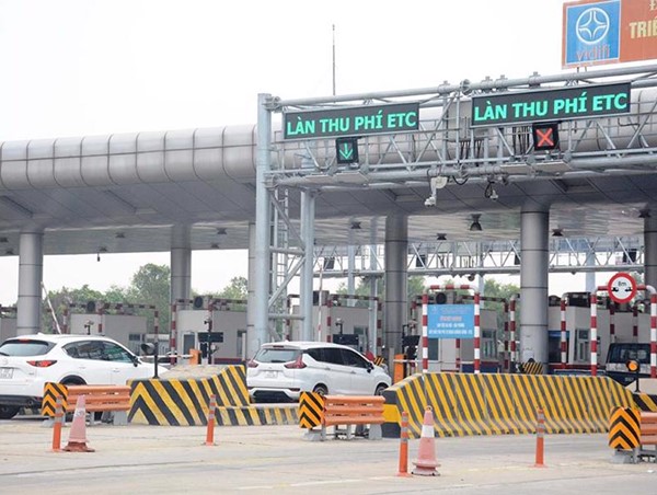 Hà Nội đôn đốc thực hiện triển khai dán thẻ định danh đối với xe ô tô 