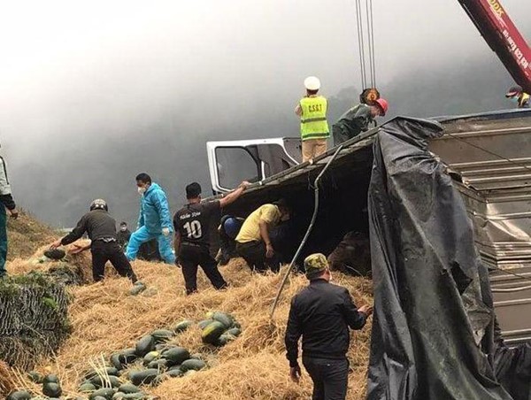 Lật xe trên đèo Lò Xo, tài xế tử vong, phụ xe bị thương nặng 