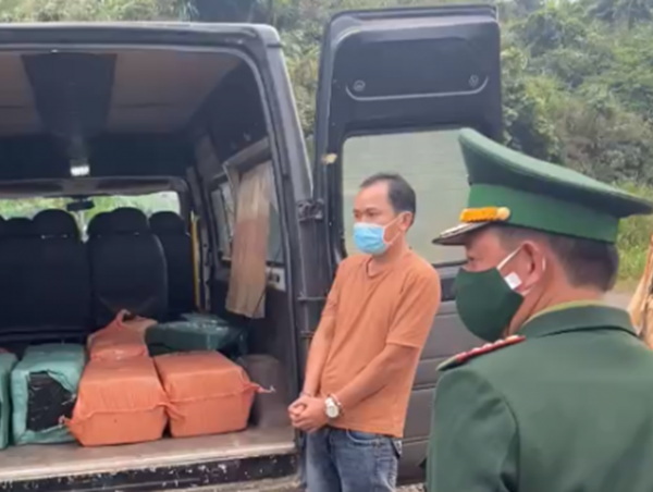 Truy bắt ô tô chở pháo lậu như "phim hành động"