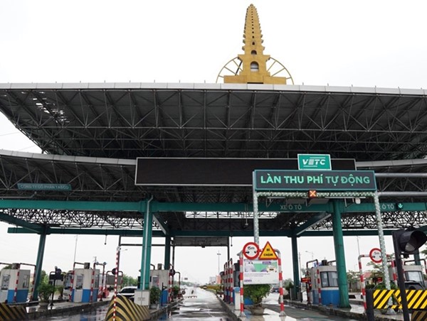 Xử lý nghiêm xe ô tô đi sai làn thu phí không dừng