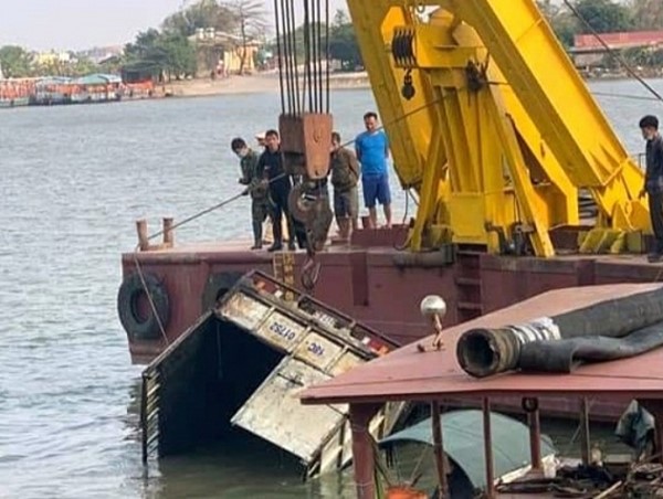 Xe tải trôi xuống sông khi chờ phà, phụ xe tử vong