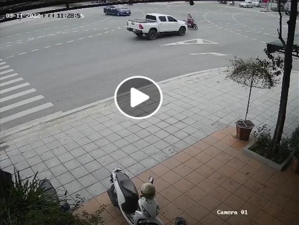 [Clip]: Cố vượt đèn đỏ xe bán tải tông văng người đi xe máy