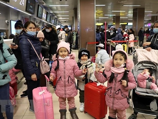 Tổ chức các chuyến bay đón người Việt tại Ukraine về nước theo đúng quy định