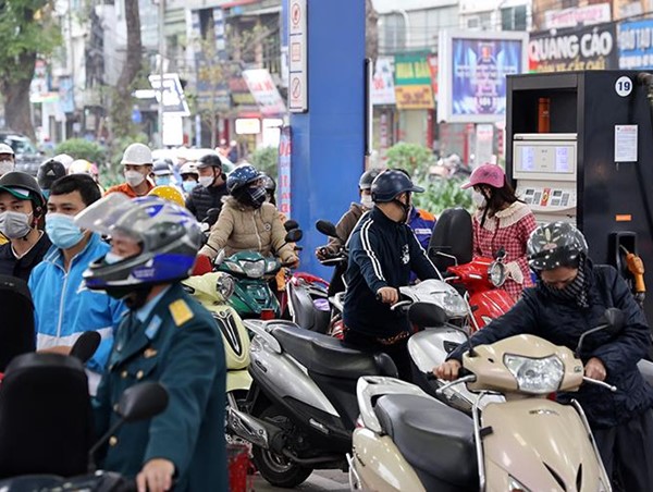 Hà Nội: Người dân đổ xô đi mua xăng trước giờ tăng giá "khủng"