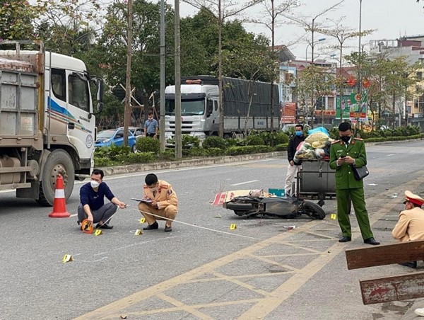 Nghi vấn người phụ nữ tránh xe rác dẫn đến tử vong do va chạm giao thông