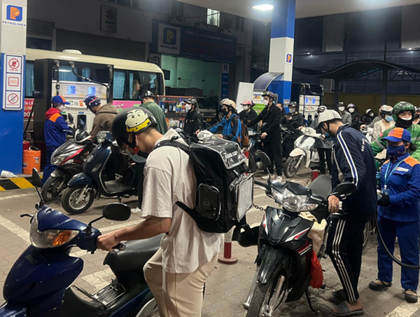 Người dân đua nhau đi mua xăng dự trữ: Coi chừng hiểm họa!