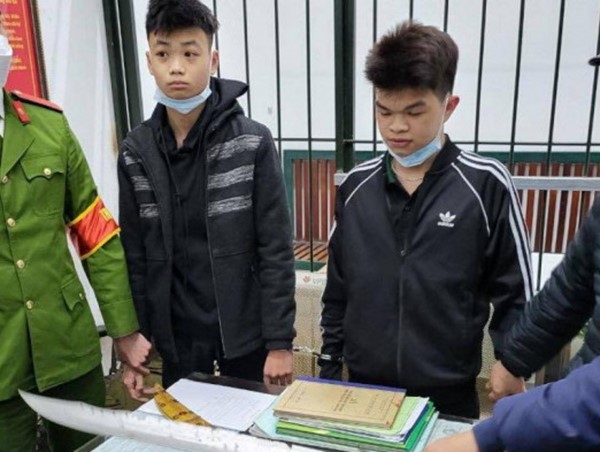 Cảnh sát 141 bí mật khống chế xe máy chở 3, thu giữ thanh kiếm dài 1m