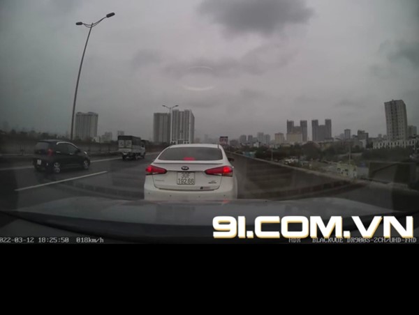 Hà Nội: Không vượt được làn tài xế Kia cầm rìu đe dọa tài xế Porsche