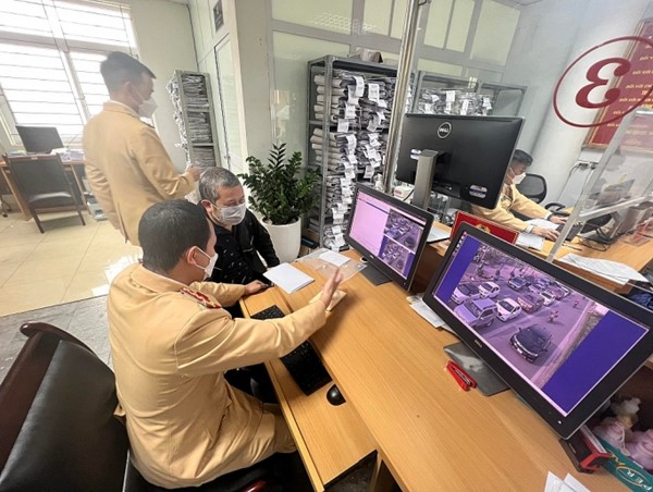 Hơn 240 xe biển xanh, biển đỏ bị phạt “nguội”