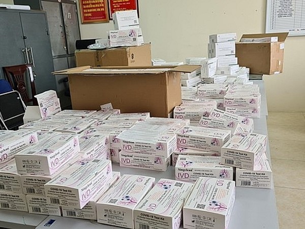 Bắt giữ gần 5.000 bộ kit test Covid-19 nhập lậu